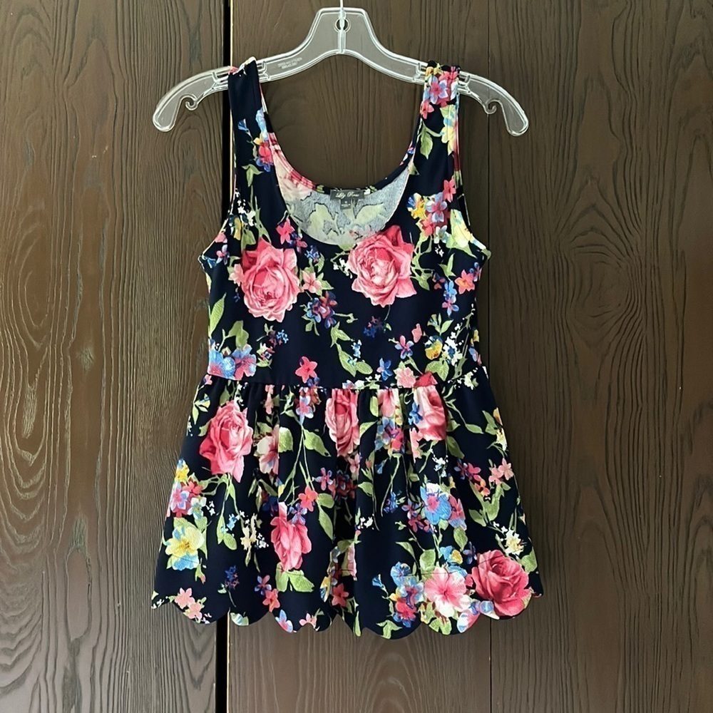 Lily Rose short top. Navy blue with flowers. Sleeveless. Size Small